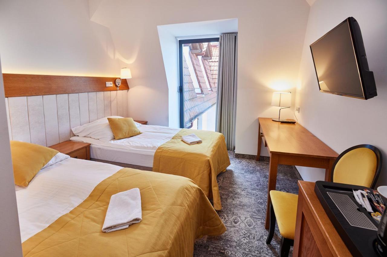 Debowy Dwor Otel Ruda Rozaniecka Oda fotoğraf